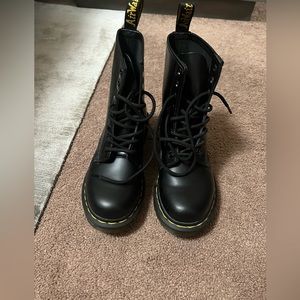 Dr Martens women’s leather booths size 6